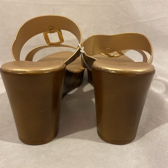 Comtesa Gold Sandals with Rhinestone Accent NWOT Size 9 Made in Italy - Picture 4 of 11